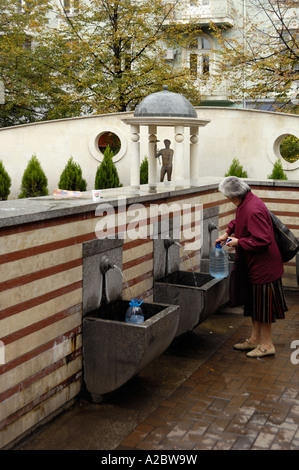 Les Bulgares de source chaude de remplissage d'eau minérale gratuite à fontaines Sofia Bulgarie Europe de l'Est Banque D'Images