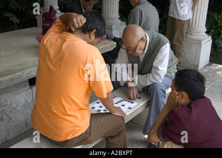 Deux hommes jouant aux échecs chinois dans un parc à Shanghai, Chine Banque D'Images
