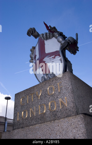 Armoiries de ville de Londres, le London bridge avec winged dragon shield et croix de St George devise lit domine Nos dirige Banque D'Images