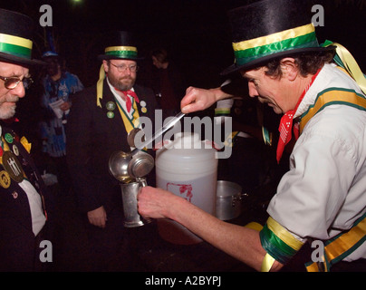 Wassailing : la bénédiction de pommiers à cidre dans le sud de l'Angleterre. Photo par Jim Holden. Banque D'Images