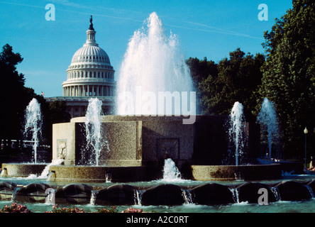 Washington DC USA Capitol Hill le Capitole et la Fontaine du Sénat Banque D'Images