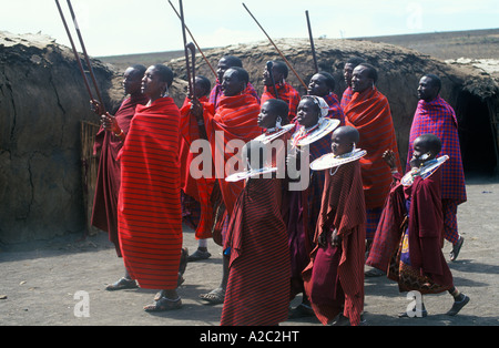 Habillé traditionnellement les hommes et les filles Masai effectuant une danse pour les touristes dans leur village à la Ngorongoro Conservation Area Banque D'Images