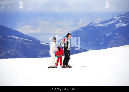 Skieurs sur la pente Kitzsteinhorn Kaprun Autriche Banque D'Images