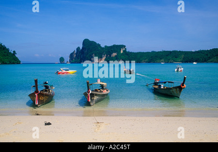 Bateaux longtail sur la plage de Ko Phi Phi Don en Thaïlande Banque D'Images