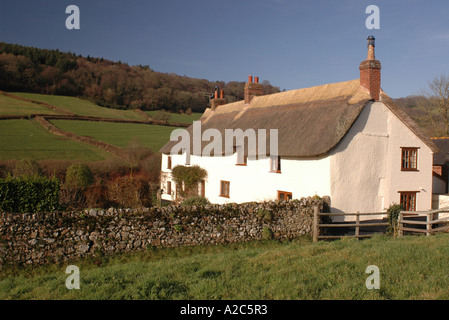 La campagne du Devon Honiton près au milieu de l'hiver soleil avec un Devon Longue grange typique à l'avant-plan Banque D'Images