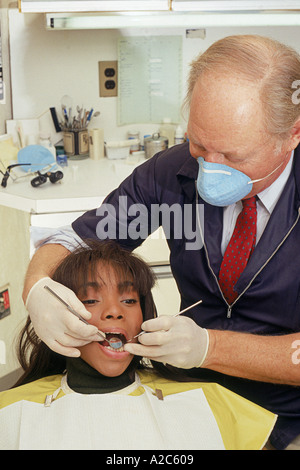 L'examen de dentiste dents du patient Banque D'Images