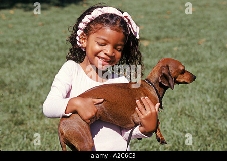 6-7 ans exerçant son chien vue avant. M. © Myrleen Pearson ...Ferguson Cate Banque D'Images