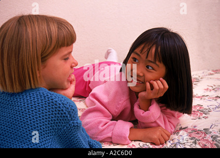 Coup horizontal de deux jeunes filles 5-7 ans portant sur double talk converse Californie États-Unis M. © Myrleen Pearson Banque D'Images