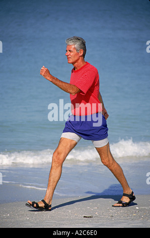Shot verticale de senior male marche rapide sur beach POV MR © Myrleen Pearson Banque D'Images
