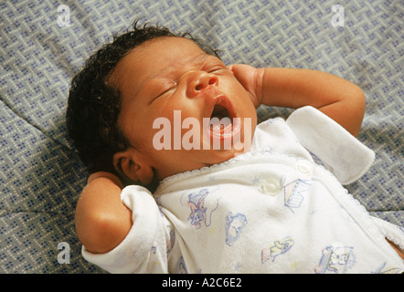 Un nouveau-né de couchage 6 semaines -2 mois vieille vie infant baby bâillements se trouve sur une couverture à fermer les yeux le sommeil Vue de dessus au-dessus POV MR © Myrleen Pearson Banque D'Images