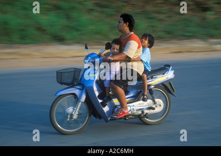 Un père et ses deux jeunes enfants sur une moto à Krabi en Thaïlande Banque D'Images