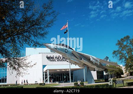 Un F 14 Tomcat sur l'affichage en face du Musée national de l'aéronavale Pensacola Florida USA Banque D'Images