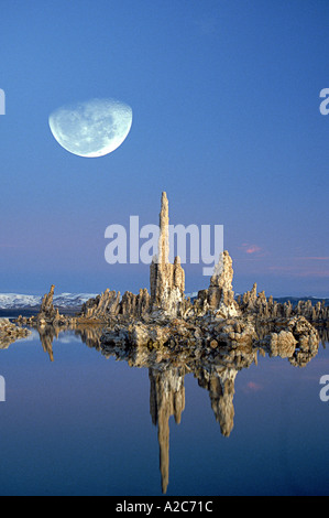 Lune croissante au sujet des formations de tuf en Mono Lake Tufa State Reserve California USA Banque D'Images