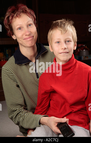 Portrait d'une mère et son jeune fils à regarder la télévision Banque D'Images