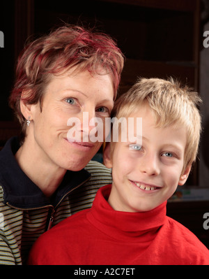 Portrait d'une mère et son jeune fils à regarder la télévision Banque D'Images