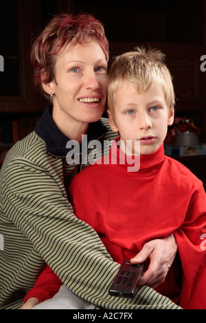 Portrait d'une mère et son jeune fils à regarder la télévision Banque D'Images