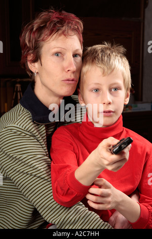 Portrait d'une mère et son jeune fils à regarder la télévision Banque D'Images