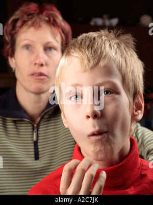 Portrait d'une mère et son jeune fils à regarder la télévision Banque D'Images