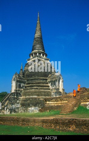 Un vieux moines au Chedi dans les ruines du Wat Phra Si Sanphet à Ayutthaya en Thaïlande Banque D'Images