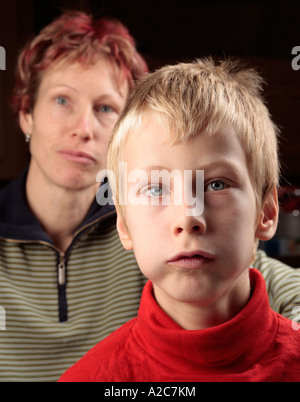 Portrait d'une mère et son jeune fils à regarder la télévision Banque D'Images