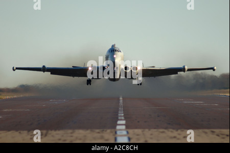HS Nimrod MR2 d'un levé de RAF Kinloss dans le Morayshire, région de Grampian. L'Écosse. 4395-418 XAV Banque D'Images