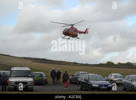 Le Devon Air Ambulance décolle de Baggy Point près de Croyde Bay North Devon, Angleterre Banque D'Images