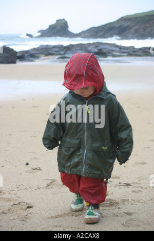 Boy walking in the rain Banque D'Images