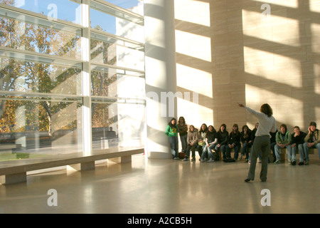 L'enseignant et les étudiants dans le très controversé nouveau Richard Meier de protection conçu pour la construction de l'Ara Pacis à Rome historique Banque D'Images