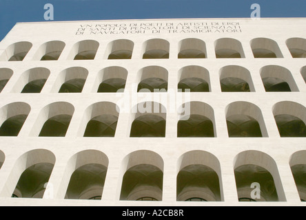 Palazzo della Civiltà Italiana(Square Colisée) est l'exemple emblématique de l'Architecture fasciste de Mussolini dans l EUR Rome Banque D'Images