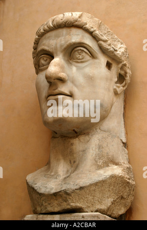 Pièces fameuses(head) de statue colossale de l'empereur Constantin dans la cour du Palazzo dei Conservatori.Colline du Capitole, Rome Banque D'Images