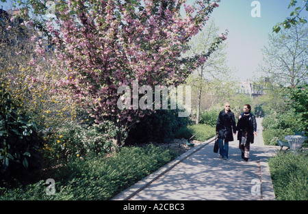 Couple en train de marcher sur la promenade plantée Paris Banque D'Images