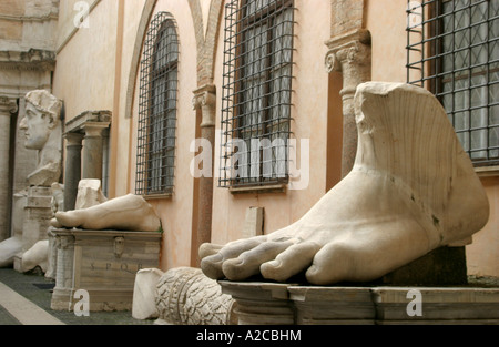 Dans la cour du Palazzo dei Conservatori du Capitole à Rome sont des morceaux d'une statue géante de l'empereur Constantin Banque D'Images