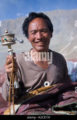 Homme de prière tibétain avec roue à Yambulagang Palace dans la région autonome du Tibet en Chine Banque D'Images