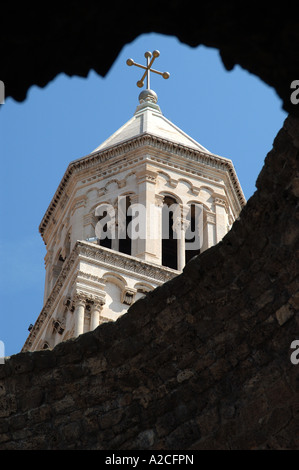 Vue sur Cathédrale Beffroi à travers le toit du vestibule de Dioclétien, Split Croatie Banque D'Images