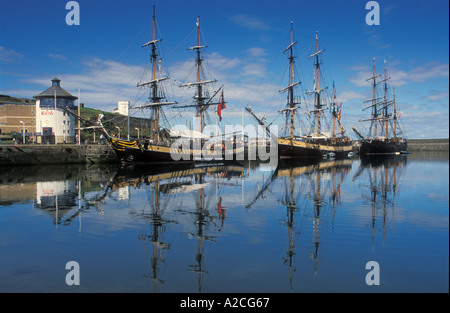 Répliques de grands voiliers amarrés dans le port de Whitehaven Cumbria England UK GB EU Europe Banque D'Images