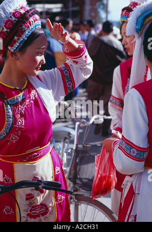 Bai femmes en costume traditionnel marché Wase Er Hai Lake nr Dali Yunnan Chine Banque D'Images