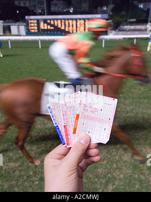 Man holding coupons de pari à l'hippodrome de Happy Valley à Hong Kong Banque D'Images