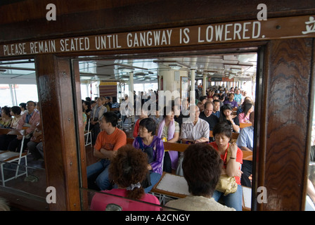 Les passagers à bord d'un Star Ferry traversant le port de Victoria à Hong Kong Banque D'Images