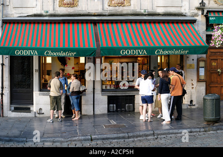 Groupe d'adolescents japonais Profitez de Chocolat Belge en Grand Place , Bruxelles Banque D'Images