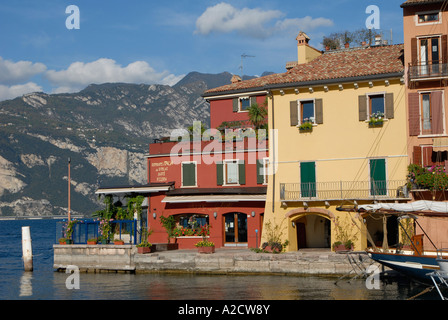 Le petit port avec de belles vues à Malcesine Lac de Garde Italie Banque D'Images