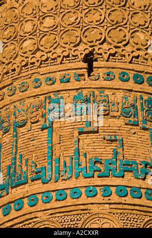 La province de Ghor en Afghanistan Minaret de Djam 12ème siècle Détail de la décoration sur minaret y compris l'inscription coufique Banque D'Images