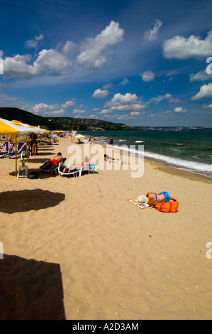 Les gens se détendre sur la plage d'Albena côte de la mer Noire Bulgarie Banque D'Images