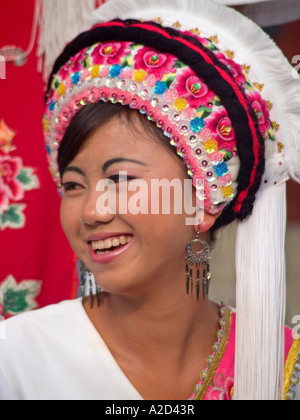 Jeune femme en costume traditionnel Bai Dali Chine Banque D'Images