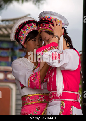 Filles en costume traditionnel Bai s'habiller Dali Chine Banque D'Images