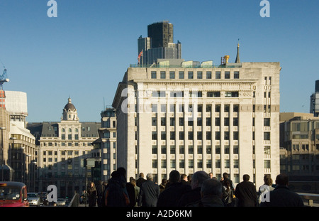 Matin, les navetteurs traversant le pont de Londres dans la ville de Londres pendant les heures de pointe Banque D'Images