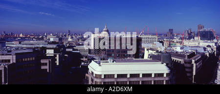 Format panoramique vue aérienne du centre de Londres à l'ouest en direction de la cathédrale St Paul avec ciel bleu 2007 Banque D'Images