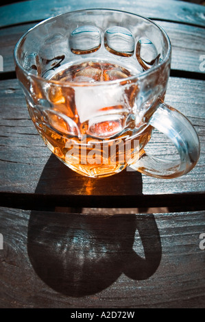 La bière dans un verre dans le jardin d'un pub traditionnel en Grande-Bretagne Banque D'Images