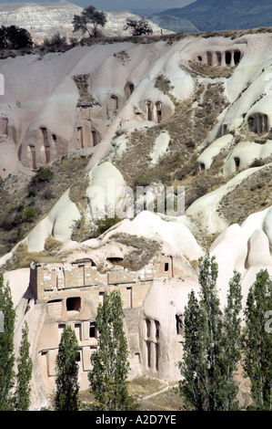 Le paysage volcanique de grottes sculptées dans la roche en forme de cône et de logements en Cappadoce Turquie Banque D'Images