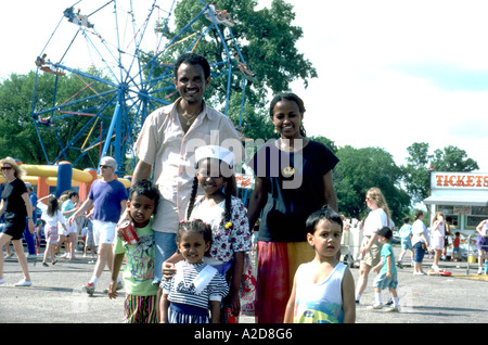 Les parents afro-américain de 30 ans au grand jour festivités avec enfants âgés de 3 à 7. St Paul Minnesota USA Banque D'Images