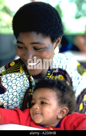 Maman et son fils âgé de 28 ans et 10 mois qui viennent de l'Afrique Mali manger le déjeuner à Valleyfair. Bloomington Minnesota USA Banque D'Images